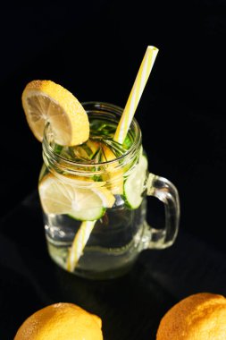 Koyu bir arka planda limonata. Yaz ferahlatıcı içecek