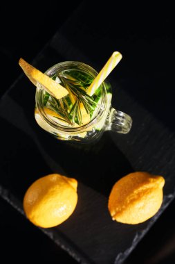 Koyu bir arka planda limonata. Yaz ferahlatıcı içecek. Yukarıdan görüntüle.