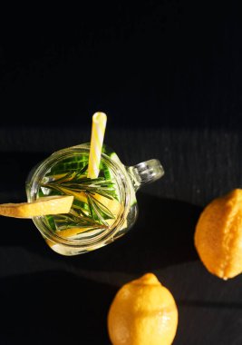 Koyu bir arka planda limonata. Yaz ferahlatıcı içecek. Yukarıdan görüntüle.