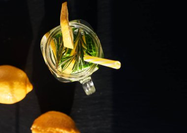 Koyu bir arka planda limonata. Yaz ferahlatıcı içecek. Yukarıdan görüntüle.