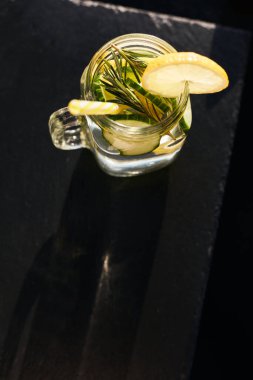 Koyu bir arka planda limonata. Yaz ferahlatıcı içecek. Yukarıdan görüntüle.