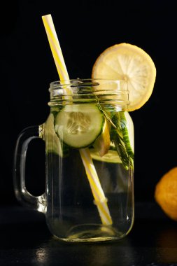 Koyu bir arka planda limonata. Yaz ferahlatıcı içecek
