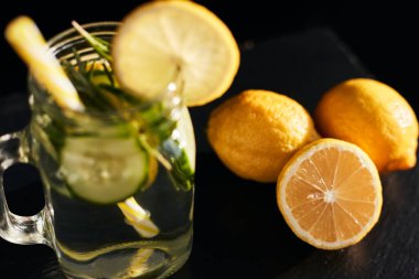Koyu bir arka planda limonata. Yaz ferahlatıcı içecek