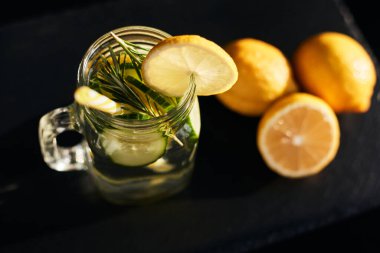 Koyu bir arka planda limonata. Yaz ferahlatıcı içecek. Yukarıdan görüntüle.