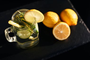Koyu bir arka planda limonata. Yaz ferahlatıcı içecek. Yukarıdan görüntüle.