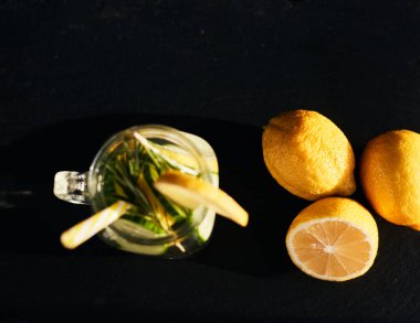 Koyu bir arka planda limonata. Yaz ferahlatıcı içecek. Yukarıdan görüntüle.