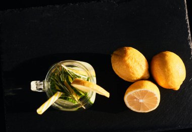 Koyu bir arka planda limonata. Yaz ferahlatıcı içecek. Yukarıdan görüntüle.