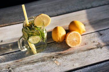 Arka planda limonata. Yaz ferahlatıcı içecek.