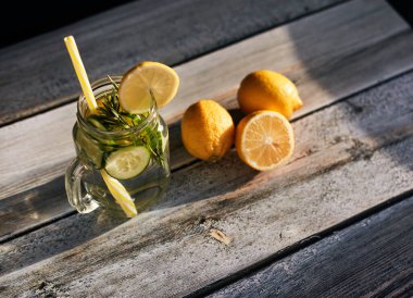 Arka planda limonata. Yaz ferahlatıcı içecek.