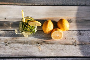 Arka planda limonata. Yaz ferahlatıcı içecek.