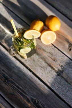 Arka planda limonata. Yaz ferahlatıcı içecek.