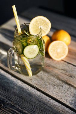 Arka planda limonata. Yaz ferahlatıcı içecek.