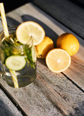 Arka planda limonata. Yaz ferahlatıcı içecek.
