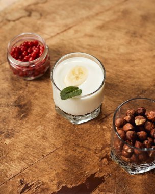 Ahşap ışıklı arka planda fındıklı yoğurt. Doğal yoğurt..