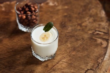 Ahşap ışıklı arka planda fındıklı yoğurt. Doğal yoğurt. Yukarıdan bak. Yaz yemeği.