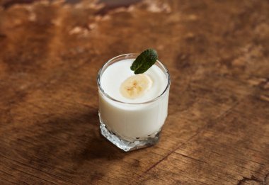 Ahşap ışıklı arka planda fındıklı yoğurt. Doğal yoğurt. Yukarıdan bak. Yaz yemeği.