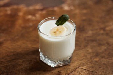 Ahşap ışıklı arka planda fındıklı yoğurt. Doğal yoğurt. Yukarıdan bak. Yaz yemeği.