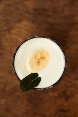 Ahşap ışıklı arka planda fındıklı yoğurt. Doğal yoğurt. Yukarıdan bak. Yaz yemeği.