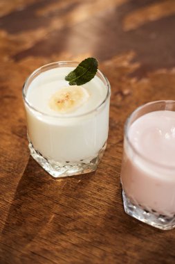 Ahşap arka planda yoğurt. Yaz yemeği.