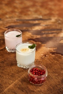 Ahşap arka planda fındıklı yoğurt. Yan görüş. Yaz yemeği.