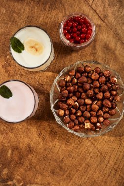 Ahşap arka planda fındıklı yoğurt. Yukarıdan bak. Yaz yemeği.