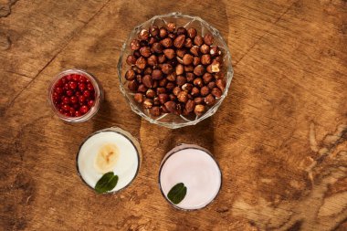 Ahşap arka planda fındıklı yoğurt. Yukarıdan bak. Yaz yemeği.