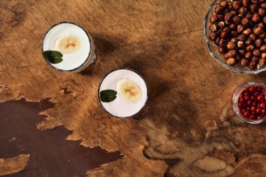 Ahşap arka planda fındıklı yoğurt. Yukarıdan bak. Yaz yemeği.