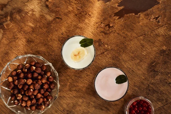 Joghurt Mit Nüssen Auf Einem Hölzernen Hintergrund Blick Von Oben Stockfoto