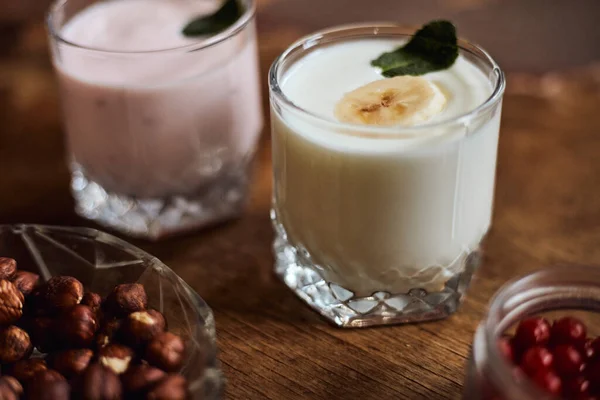 Joghurt Mit Nüssen Auf Einem Hölzernen Hintergrund Seitenansicht Sommerkost lizenzfreie Stockbilder