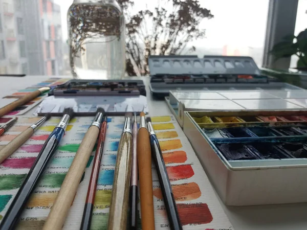 Atelier Art Procédé Dessin Peintures Matériaux Art Fleurs Aquarelle Crayons — Photo
