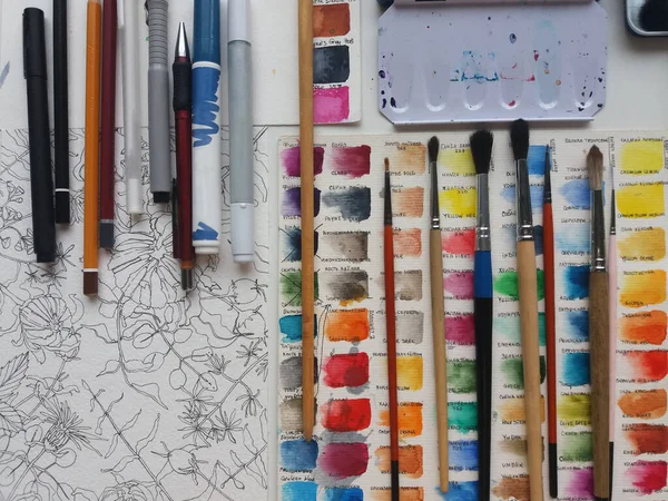 Studio Sztuki Proces Rysowania Obrazy Materiały Artystyczne Kwiaty Akwarela Ołówki — Zdjęcie stockowe