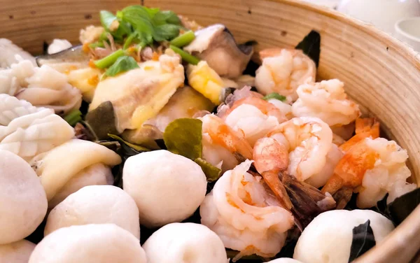 Frutti di mare Dimsum al vapore in contenitore di bambù Foto Stock