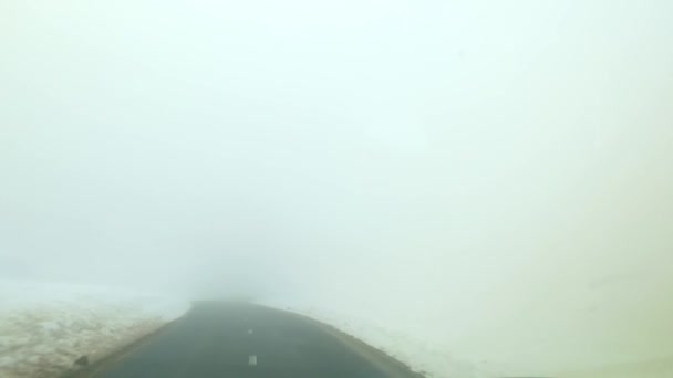 Guidare Salita Tempo Nebbioso Nuvoloso Con Una Macchina Telecamera Stabilizzata — Video Stock