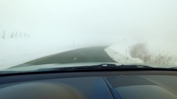 Heuvel Oprijden Bij Bewolkt Mistig Weer Met Een Auto Gebruikte — Stockvideo