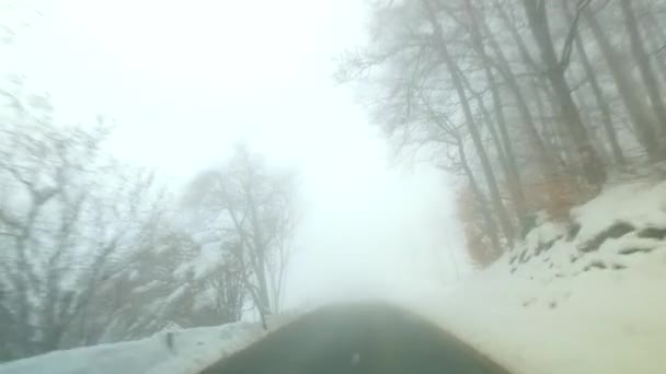 Heuvel Oprijden Bij Bewolkt Mistig Weer Met Een Auto Gebruikte — Stockvideo