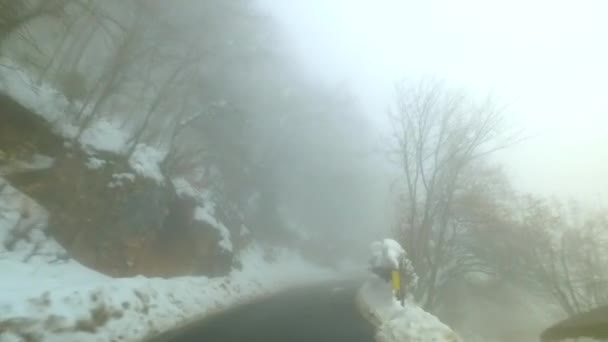 Condução Colina Tempo Nebuloso Nublado Com Carro Câmera Estabilizada Usada — Vídeo de Stock