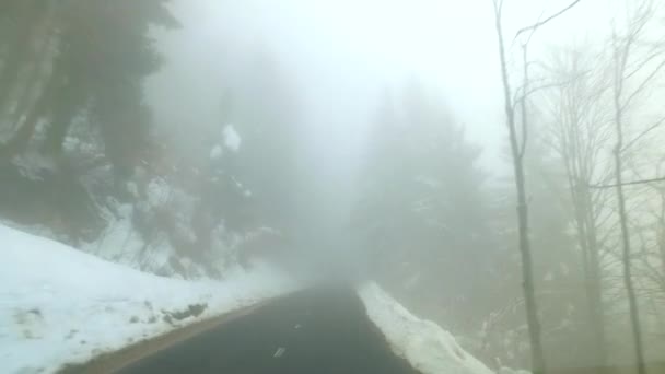 Подъем Горку Пасмурную Туманную Погоду Машиной Используется Фотоаппарат — стоковое видео