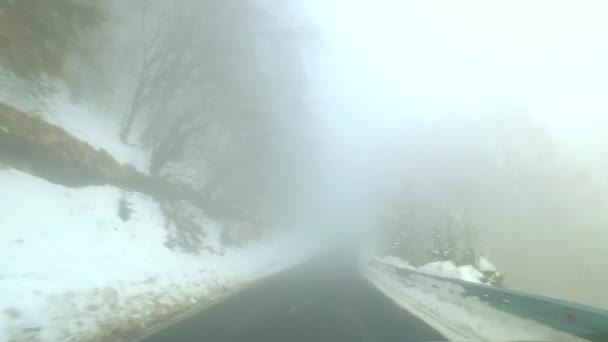 Condução Colina Tempo Nebuloso Nublado Com Carro Câmera Estabilizada Usada — Vídeo de Stock