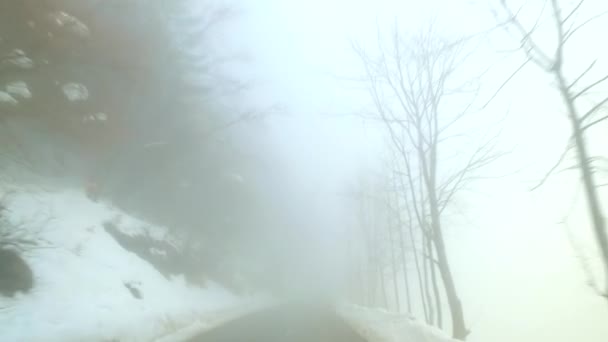 Subiendo Cuesta Arriba Clima Nebuloso Con Coche Cámara Estabilizada Usada — Vídeo de stock