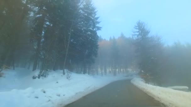 Heuvel Oprijden Bij Bewolkt Mistig Weer Met Een Auto Gebruikte — Stockvideo