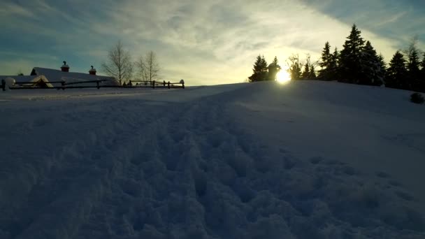 Moln Solnedgång Över Liten Kall Vinterdag Några Stigar Snön Byn — Stockvideo