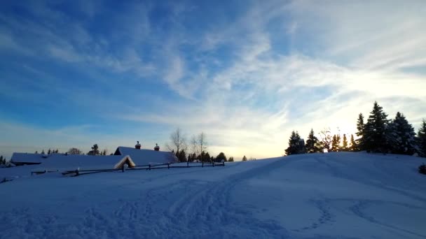 Nuvens Pôr Sol Sobre Pequena Aldeia Dia Frio Inverno Algumas — Vídeo de Stock