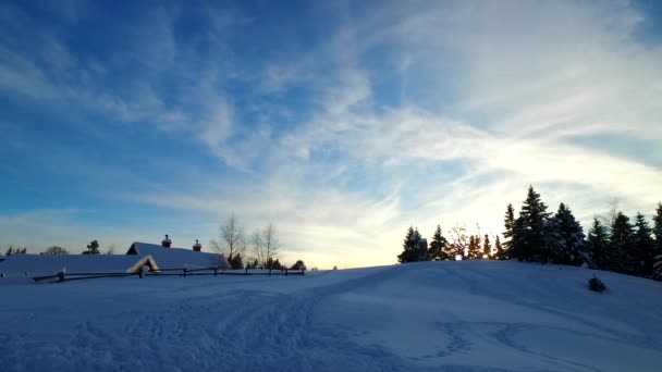 阴云密布 夕阳笼罩在寒冷的冬日里的小村子里 村下雪地上的小径 — 图库视频影像