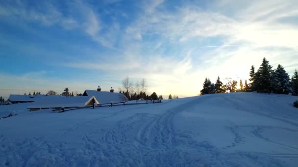 Bulutlar Soğuk Bir Kış Gününde Küçük Bir Köyde Gün Batımı — Stok video