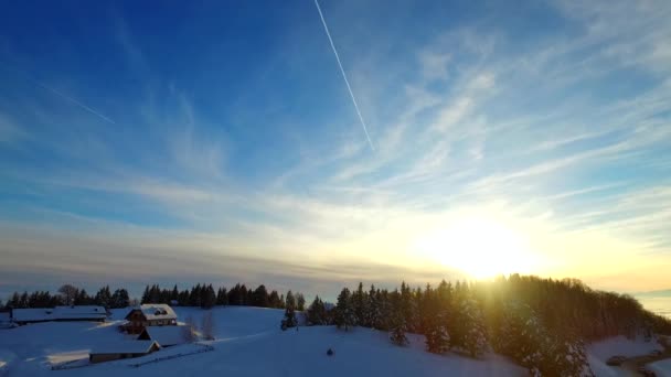 Wolken Zonsondergang Boven Klein Dorp Een Koude Winterdag Enkele Paden — Stockvideo