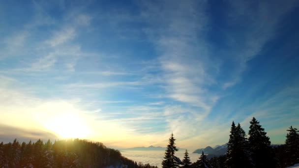阴云密布 夕阳笼罩在寒冷的冬日里的小村子里 村下雪地上的小径 — 图库视频影像
