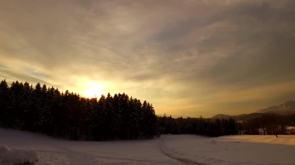 Puestas Sol Sobre Montañas Bosques Prados Invierno — Vídeo de stock