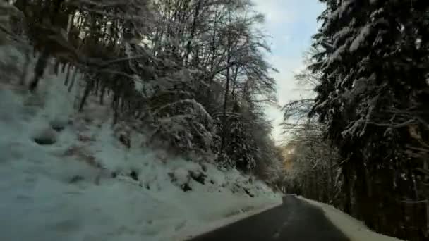 Heuvel Oprijden Bij Bewolkt Mistig Weer Met Een Auto Gebruikte — Stockvideo