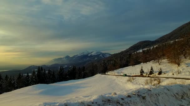 Pôr Sol Sobre Montanhas Florestas Prados Inverno — Vídeo de Stock