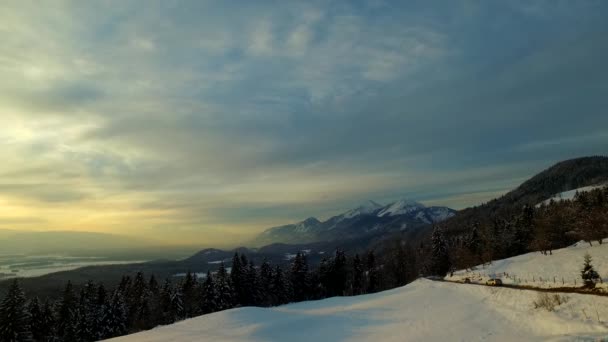 Pôr Sol Sobre Montanhas Florestas Prados Inverno — Vídeo de Stock